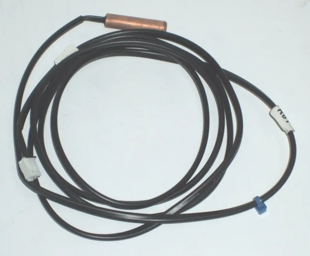 Daikin-Thermistor mit mehreren Kabeln und Anschlüssen, der für die Temperaturmessung in Heizsystemen verwendet wird. Der Sensor ist mit einer metallischen Spitze ausgestattet.
